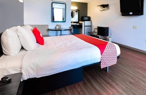 Valdosta Hotel | Outdoor Pool Stay Near Austins + Pets Welcome & Free Parking