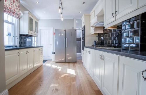 Mumbles House | Overland Road – 4 Bedroom House – Mumbles