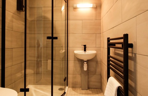 Messing Hotel | OYO The Kings Arms Broad Green Hotel