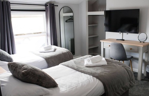 Messing Hotel | OYO The Kings Arms Broad Green Hotel
