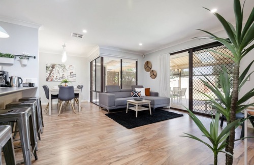 Padbury House | Padbury Delight with pool!