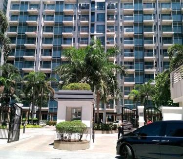 Luzon Apartment | PALMTREE NEWPORT AND AIRPORT STAYCATION by MRMCONDOTEL