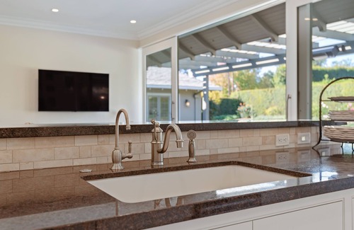 Upper East House | Paradise is Real | Luxurious 5 BDR Estate w/Pool, Hot Tub, and Plush Outdoor Se