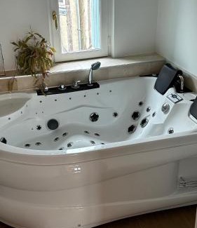 Auxerre Apartment | Parenthèse sous les toits - suite cosy avec jacuzzi - hypercentre