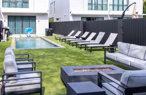 Buena Vista House | Parisian Vibe in Design District Miami with Private Pool BBQ Spacious Backyard