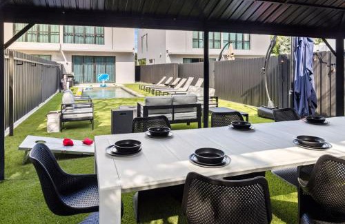 Buena Vista House | Parisian Vibe in Design District Miami with Private Pool BBQ Spacious Backyard