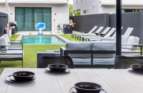 Buena Vista House | Parisian Vibe in Design District Miami with Private Pool BBQ Spacious Backyard