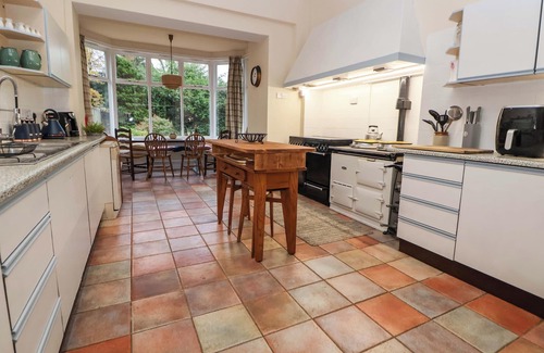 Barlaston Cottage | PARKFIELDS HOUSE, pet friendly, with pool in Barlaston
