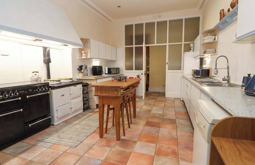 Barlaston Cottage | PARKFIELDS HOUSE, pet friendly, with pool in Barlaston