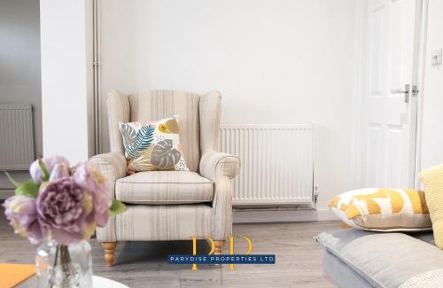 Newcastle-Under-Lyme Apartment | Parydise Presents The Knutton House - Spacious 3BR Escape - Business Ready, Family Friendly