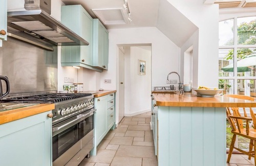 Bosham House | Pass the Keys | Charming Historic Bosham Home Close To Quayside