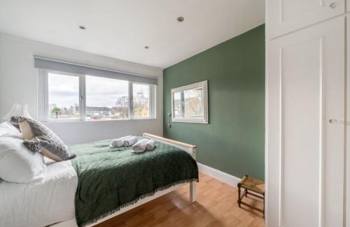 West Molesey House | Pass the Keys Charming Home with River views Near Hampton Court