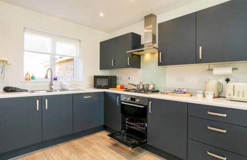 Edwalton House | Pass the Keys Elegant Townhouse with Garden Wi-Fi Work Space