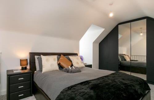 Edwalton House | Pass the Keys Elegant Townhouse with Garden Wi-Fi Work Space