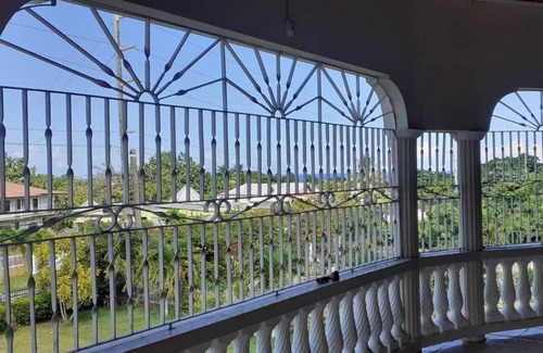 Runaway Bay Bed & Breakfast | Pearly Ron