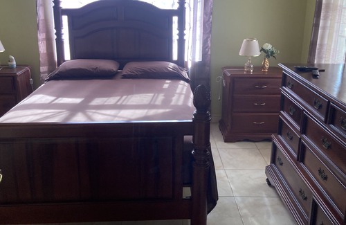 Runaway Bay Bed & Breakfast | Pearly Ron