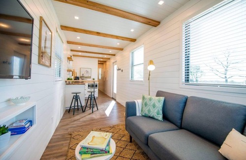 Waco House | Pecan Grove Container Tiny Home Country Setting 12 min to Baylor Magnolia