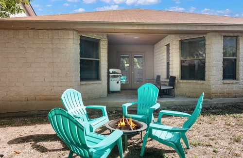 Southside House | Perfect Family Getaway! Near Lackland SeaWorld Alamo Riverwalk
