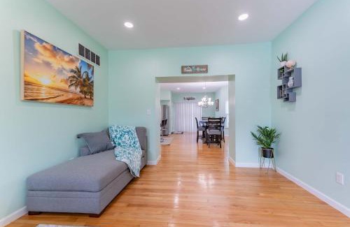 Central West End House | Perfect Getaway at CWE- Entire Home with Free Parking Near Fox, Universities and More!