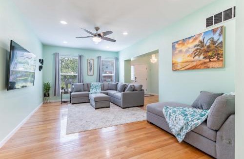 Central West End House | Perfect Getaway at CWE- Entire Home with Free Parking Near Fox, Universities and More!