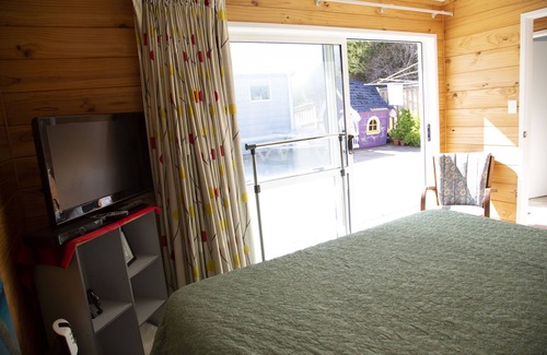 Pukehina House | Perfect location, 1 bedroom studio.