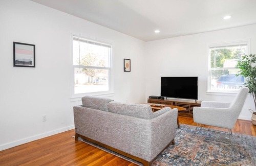 Shoreline West Apartment | Pet-Friendly 1BR in Mountain View Near Downtown