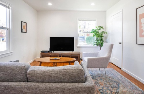 Shoreline West Apartment | Pet-Friendly 1BR in Mountain View Near Downtown