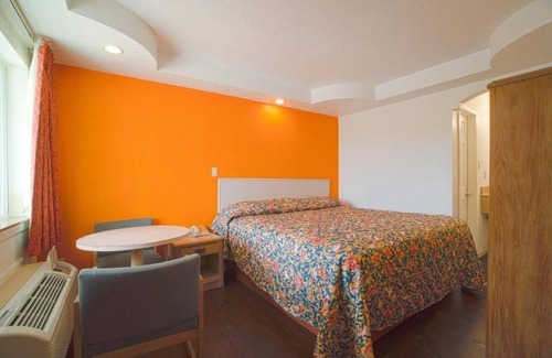North Beach Hotel | Pet Friendly King Room Near Beach Attractions & Aquarium