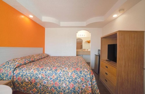 North Beach Hotel | Pet Friendly King Room Near Beach Attractions & Aquarium