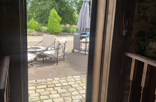 Strathaven Cottage | Pet friendly large Cottage in Strathaven, an outdoor BBQ hut, 20 mins to Glasgow