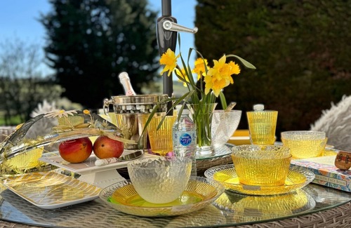 Strathaven Cottage | Pet friendly large Cottage in Strathaven, an outdoor BBQ hut, 20 mins to Glasgow