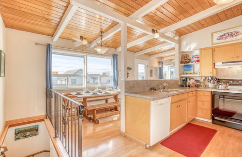 Roads End House | Pet Friendly Private Roads End Home One Block to the Beach!