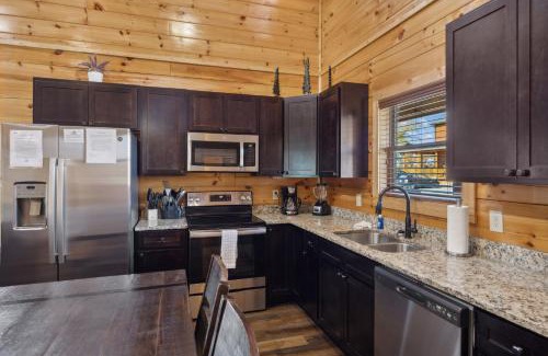 Pigeon Forge House | PF Plunge 4 Bedroom Cabin Private Indoor Pool Game Room Hot Tub Prime Location