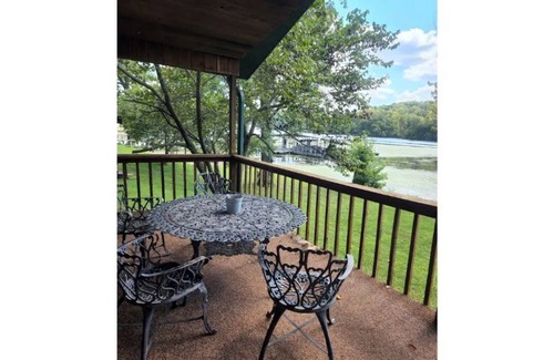 Branson Cabin | Pine Lakefront Lodge with Boat Slip