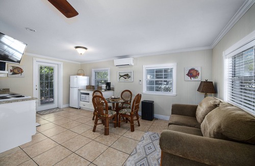 Ruskin Cottage | Pirate's Pointe Resort