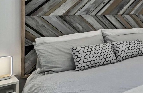 Opal Cliffs Cottage | Pleasure Point Beach Hideaway-Fantastic Value! 30 day minimum.