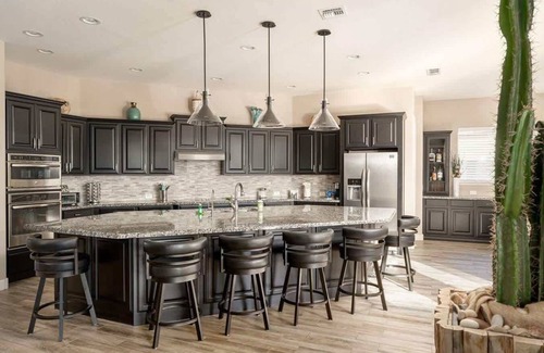 Gilbert House | Pool, Spa, Firepit & Putt , Walk to Gilbert Park