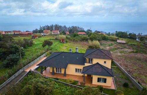 Porto Moniz House | Porto Moniz Yellow House