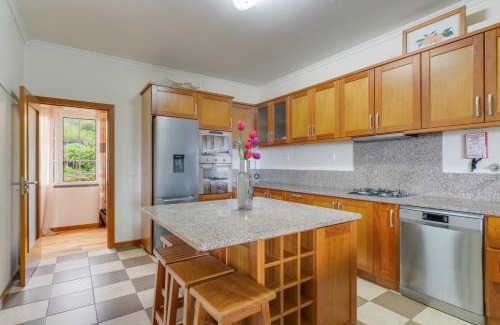 Porto Moniz House | Porto Moniz Yellow House