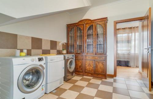 Porto Moniz House | Porto Moniz Yellow House