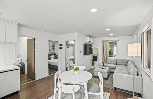 Hollywood House | Private 2br Tiny Farm Homes Next To Shul, Near Seminole Hard Rock Hotel & Casino! 4 Bedroom Farmhouse by RedAwning