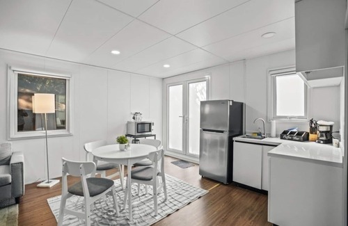 Hollywood House | Private 2br Tiny Farm Homes Next To Shul, Near Seminole Hard Rock Hotel & Casino! 4 Bedroom Farmhouse by RedAwning