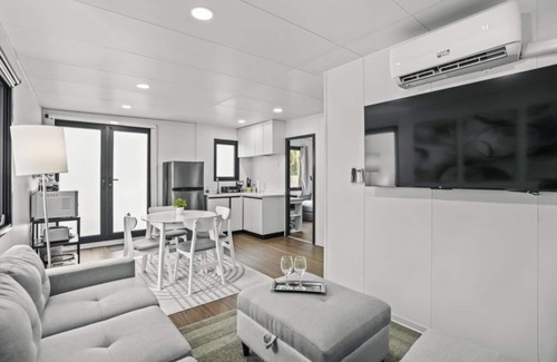 Hollywood House | Private 2br Tiny Farm Homes Next To Shul, Near Seminole Hard Rock Hotel & Casino! 4 Bedroom Farmhouse by RedAwning