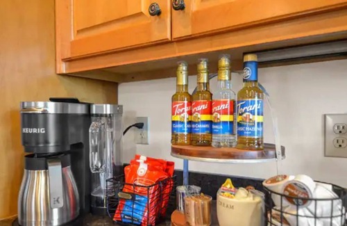Owl Town Retreat Cabin | Private Cabin, Mtn view, hot tub, game room, fire pit