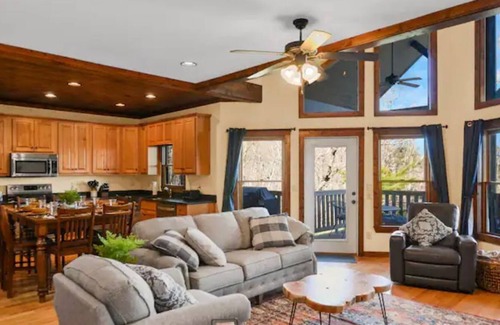 Owl Town Retreat Cabin | Private Cabin, Mtn view, hot tub, game room, fire pit