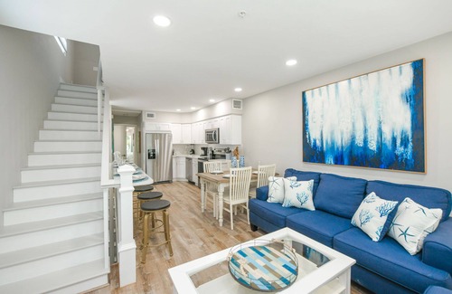 Siesta Key Village House | Private Pool/Spa in Siesta Key Village, Steps to the Beach! Island Time West