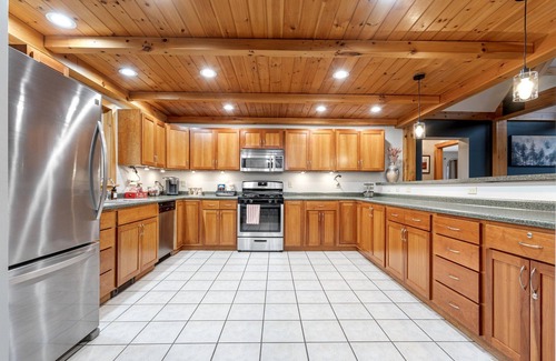 Sunday River Area Cabin | Private Retreat | Fire Pit, Games & Hot Tub