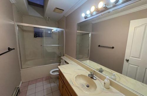 Delta House | Private Room Near Transit, Shopping, High Speed Wi-Fi, Parking