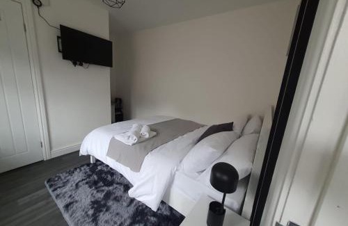 Erdington House | Private Room Sleeps 2 with Ensuite & Parking