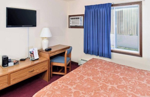 Staples Hotel | Private Stay w/Flat-Screen TV + Breakfast – Steps From Staples Station